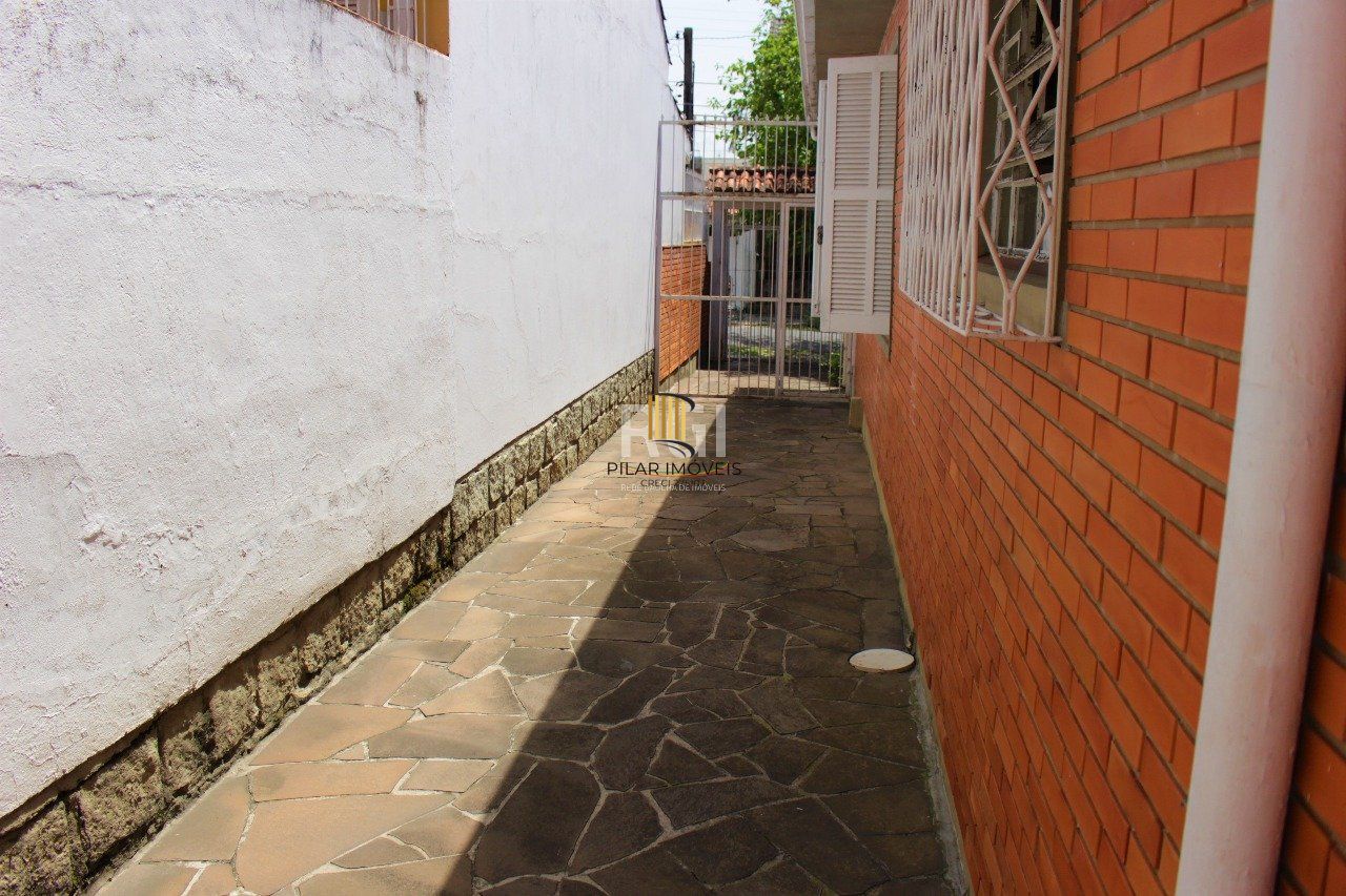 Casa para Venda - 208m², 3 dormitórios, 1 vaga - Partenon