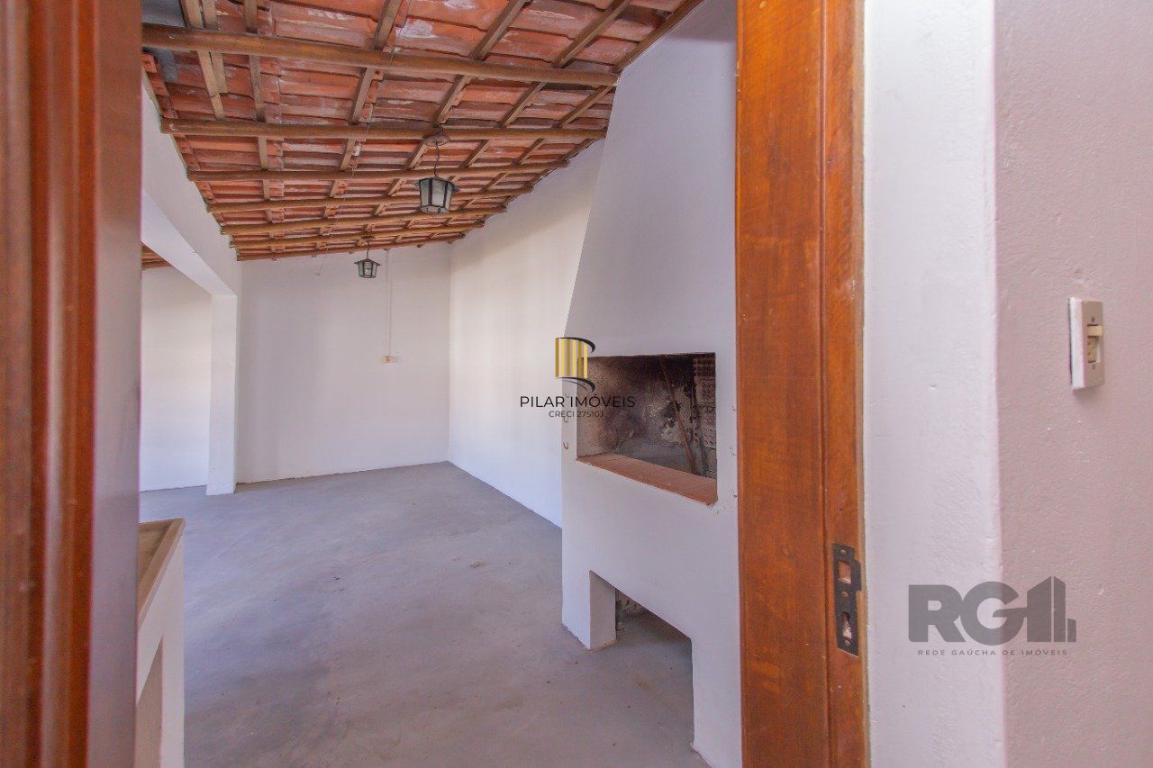 Casa de três quartos, suíte e Três vagas de garagem no bairro São João em POA/RS