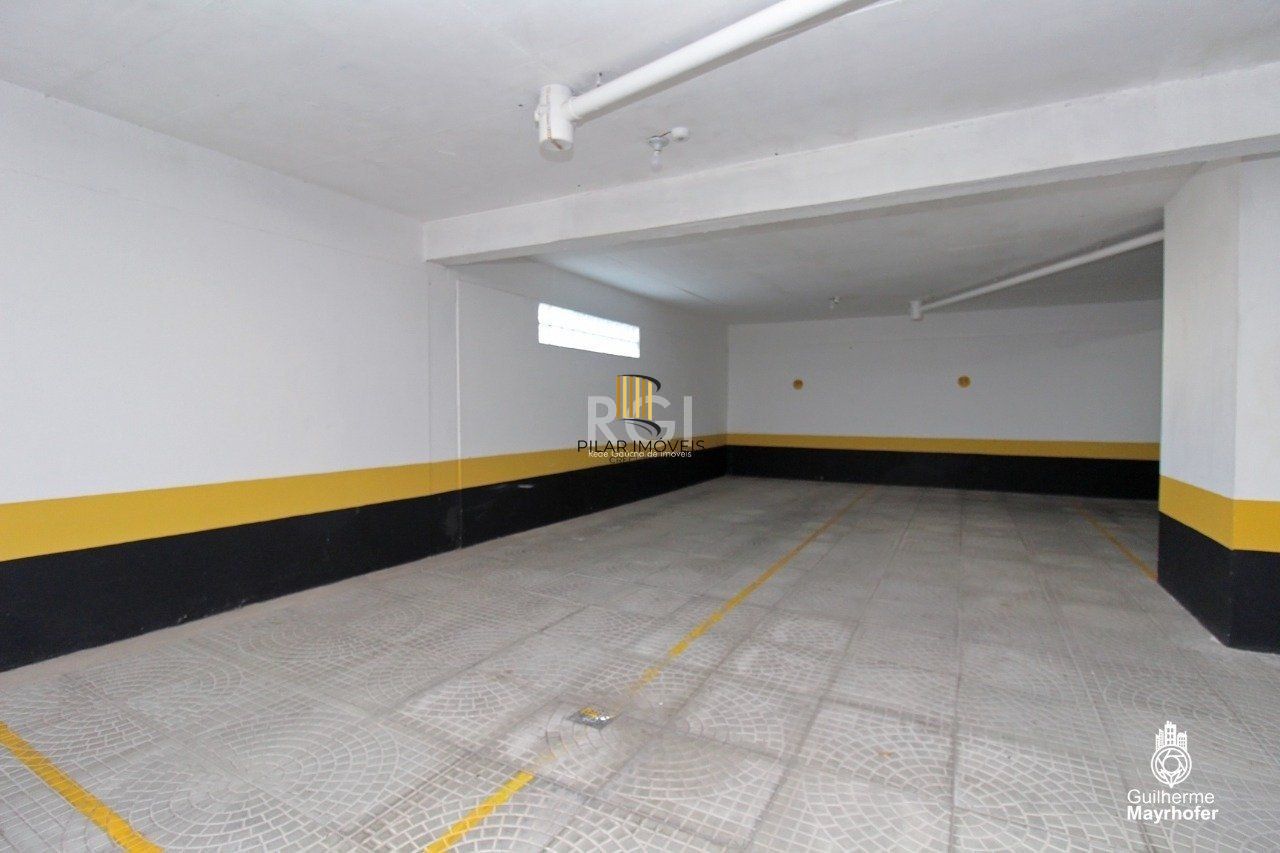 Cobertura de um dormitório, suíte e duas vagas de garagem no bairro Higienópolis em Porto Alegre.