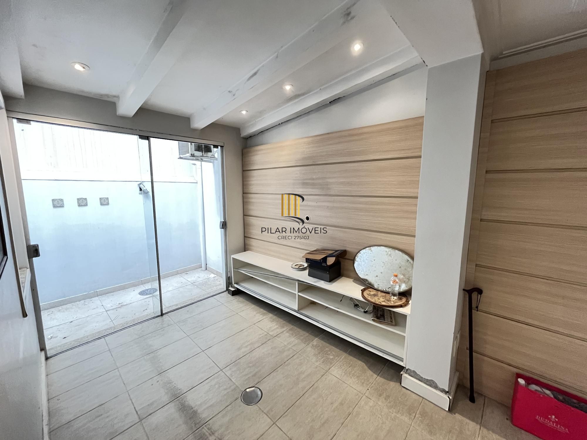 Apartamento de 2 quartos transformados em um no bairro Santa Cecília em POA/RS