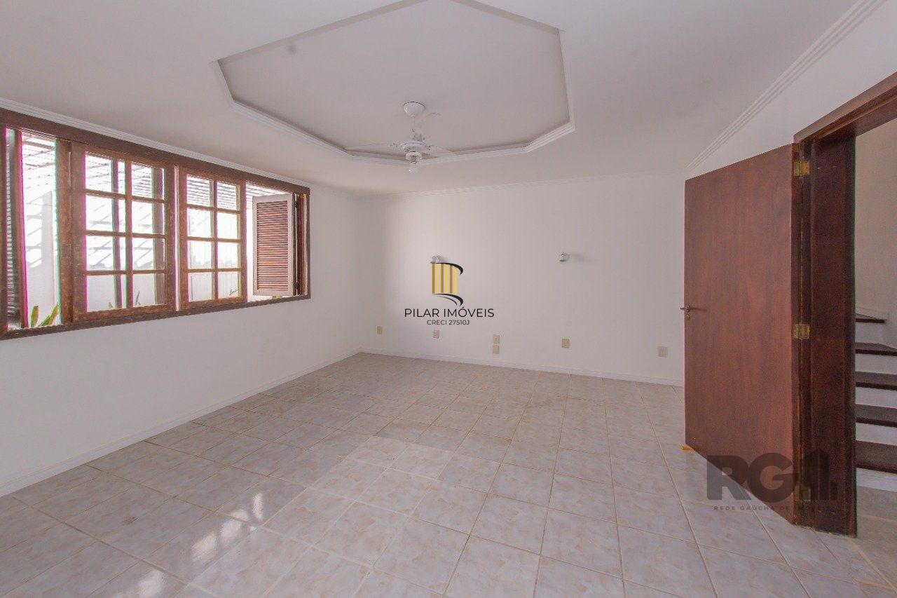 Casa de três quartos, suíte e Três vagas de garagem no bairro São João em POA/RS