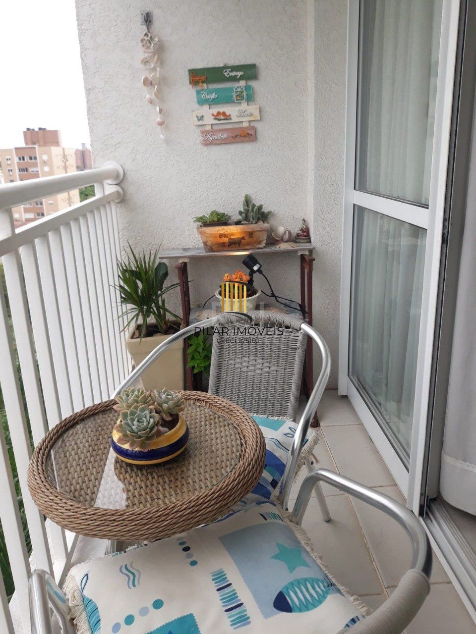 Apartamento de três dormitórios, suíte e uma vaga de garagem no bairro Cristo Redentor em Porto Alegre.