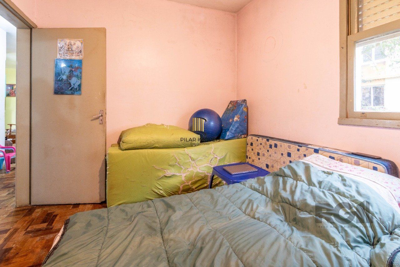 Apartamento de três dormitórios com vaga no Conjunto Residencial Roque Calage, bairro Passo da Areia em Porto Alegre.
