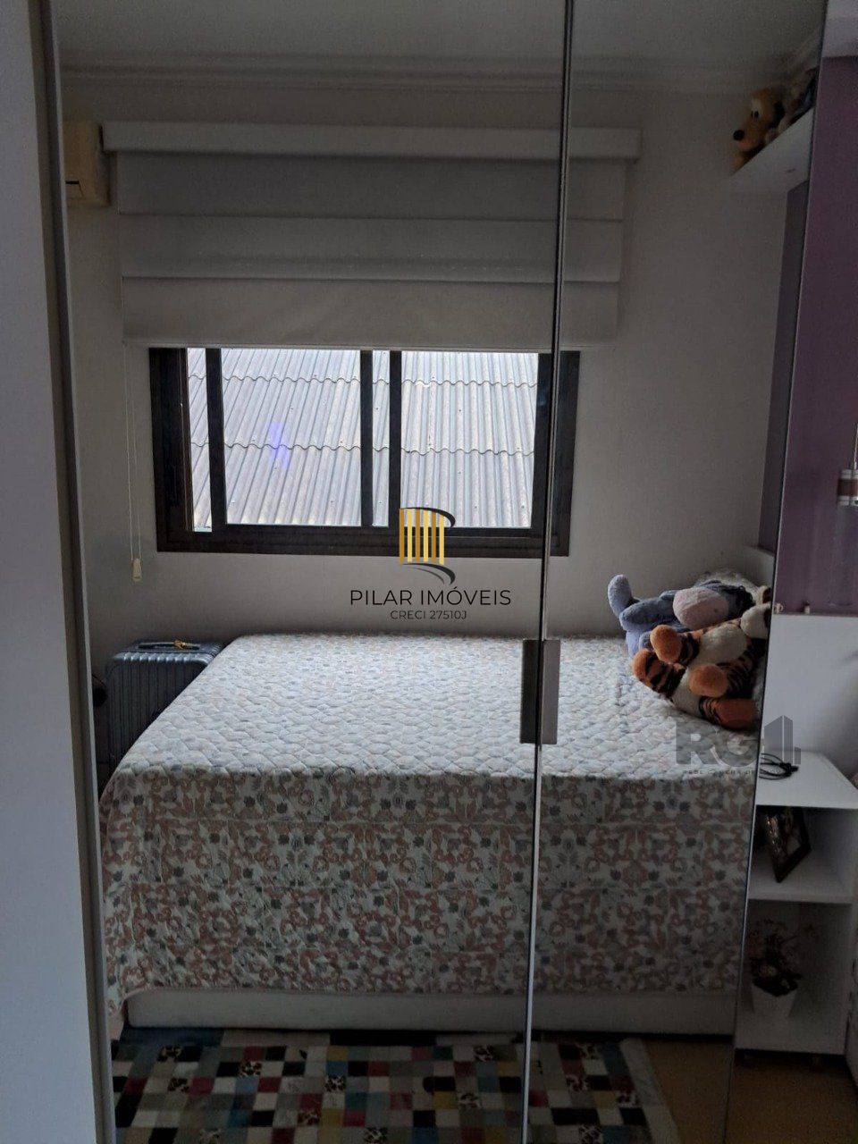 Apartamento de dois quartos, suíte e uma vaga de garagem no bairro Santana em Porto Alegre.