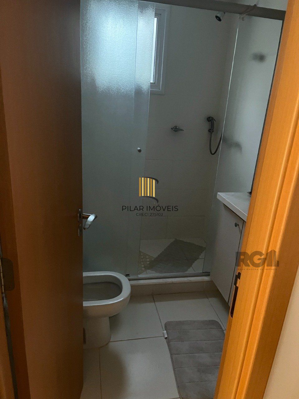 Apartamento 3 dormitórios, suíte, 2 vagas. Andar alto, vista para infraestrutura do condomínio. Semi-mobiliado. 