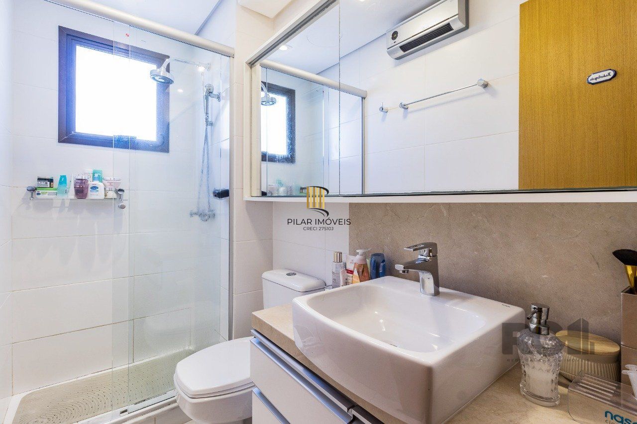 Apartamento de três quartos, suíte e duas vagas de garagem no bairro Rio Branco em Porto Alegre.