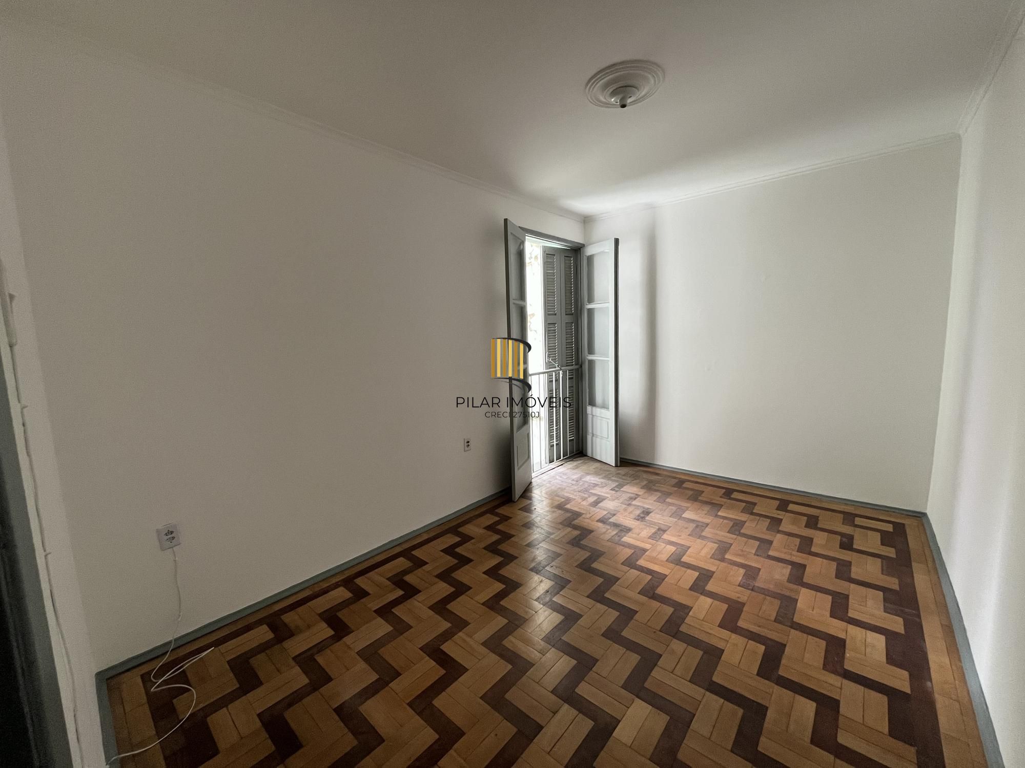 Apartamento de dois quartos em prédio com elevador no bairro Bom Fim em POA/RS