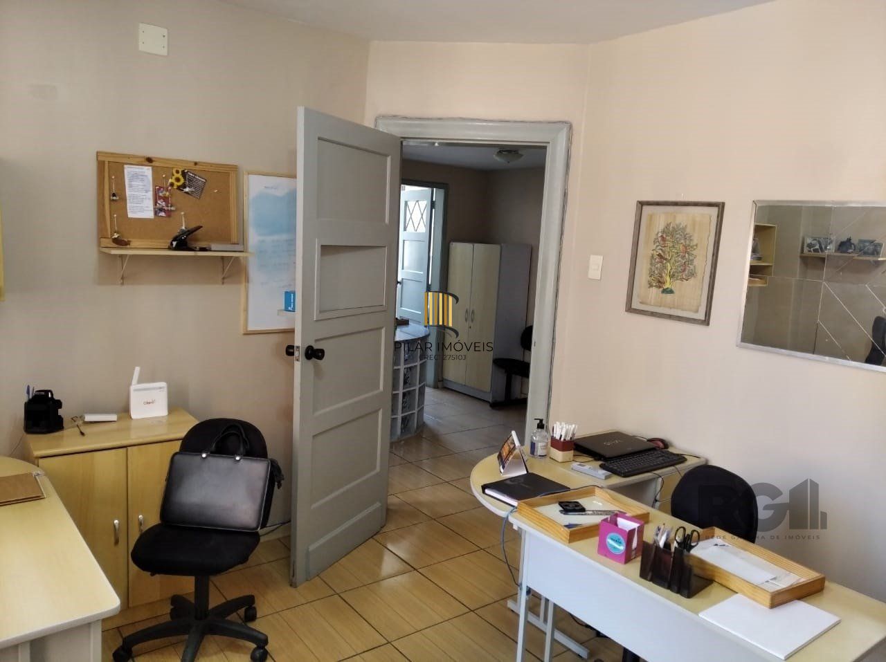 Vende sala com excelente localização próximo do Mercado Público, frente, andar alto. Condomínio oferece: Portaria em horário comercial, elevadores e câmeras de vigilância.