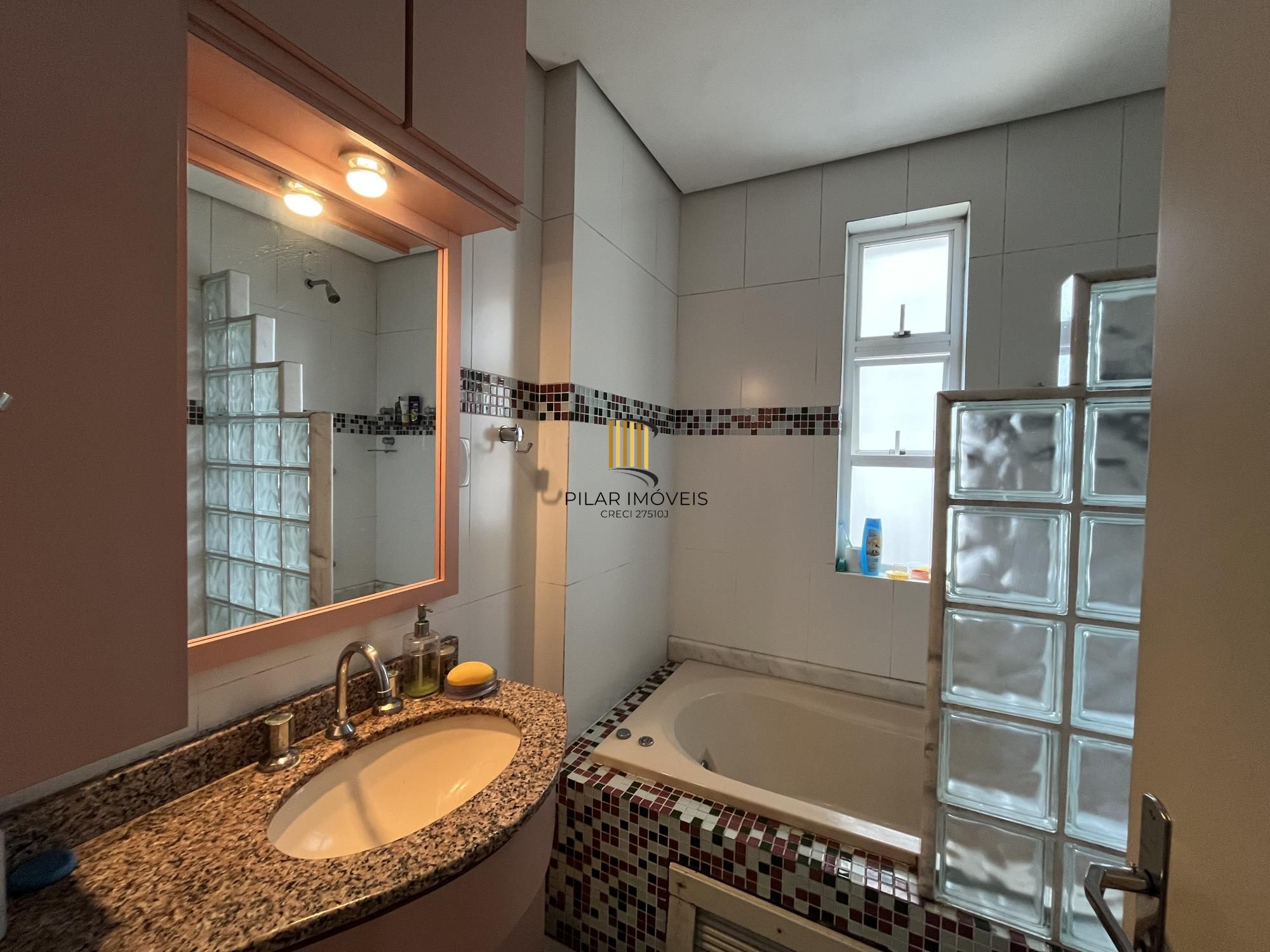 Apartamento de 3 quartos, suíte e 1 vaga de garagem no bairro Petrópolis em POA