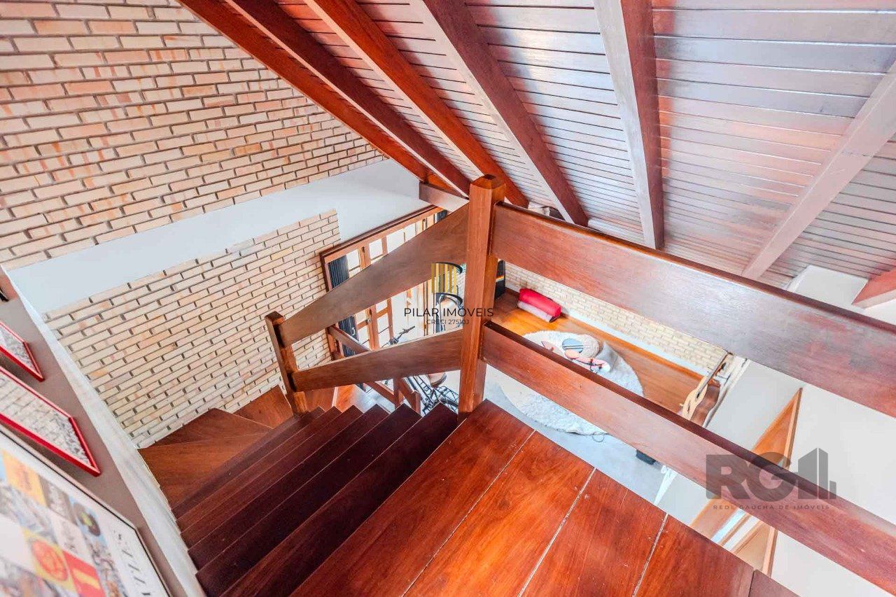 Casa em condomínio fechado, 3 dormitórios, suíte e duas vagas de garagem