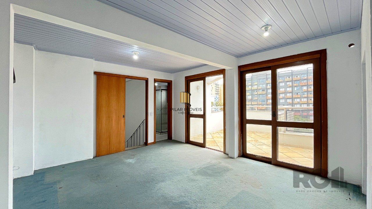 Cobertura de 1 dormitório com uma vaga de garagem no bairro Independência em Porto Alegre