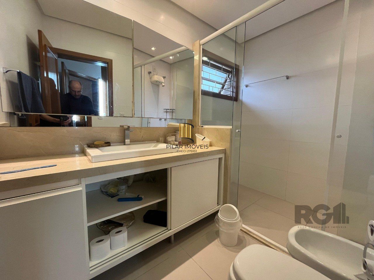 Casa de três quartos, suíte e quatro vagas de garagem no bairro Menino Deus em Porto Alegre