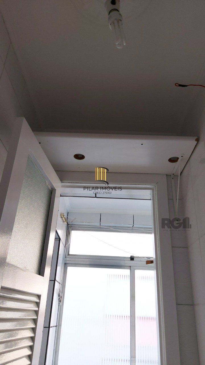 Apartamento de dois dormitórios com uma vaga de garagem no bairro Cristal em Porto Alegre.