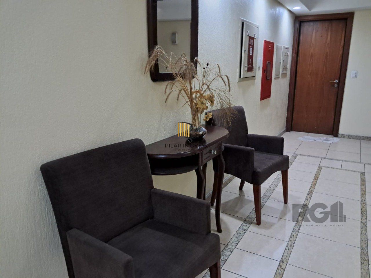 Apartamento de dois quartos, suíte e uma vaga de garagem no bairro Santana em Porto Alegre.
