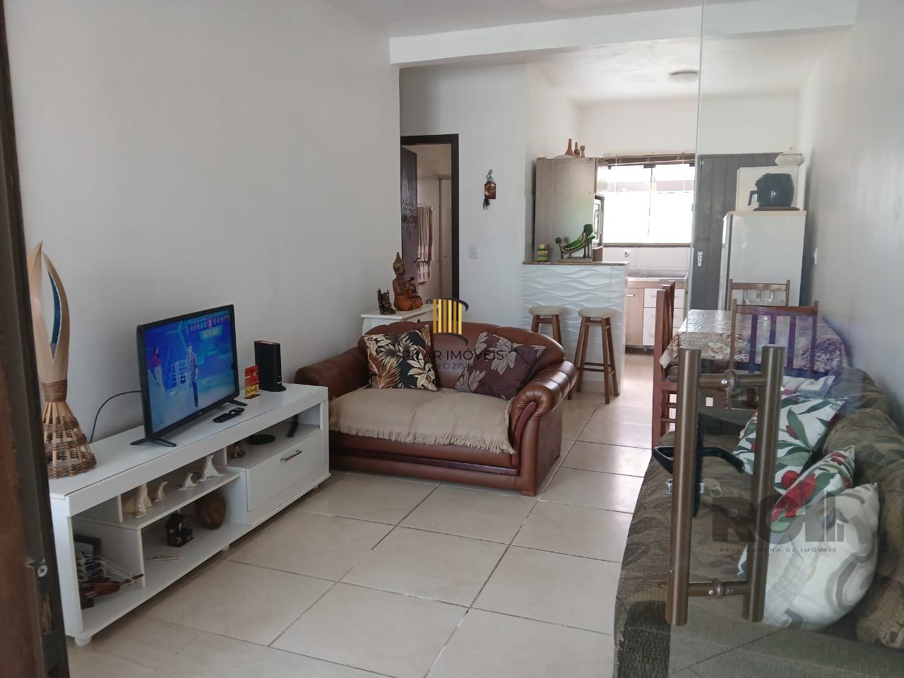 Casa de 2 dormitórios, com banheiro social, e um living em 2 ambientes, com banheiro Social, e cozinha com área de serviço, mais um patio pra 3 carros, e uma piscina nos fundos...