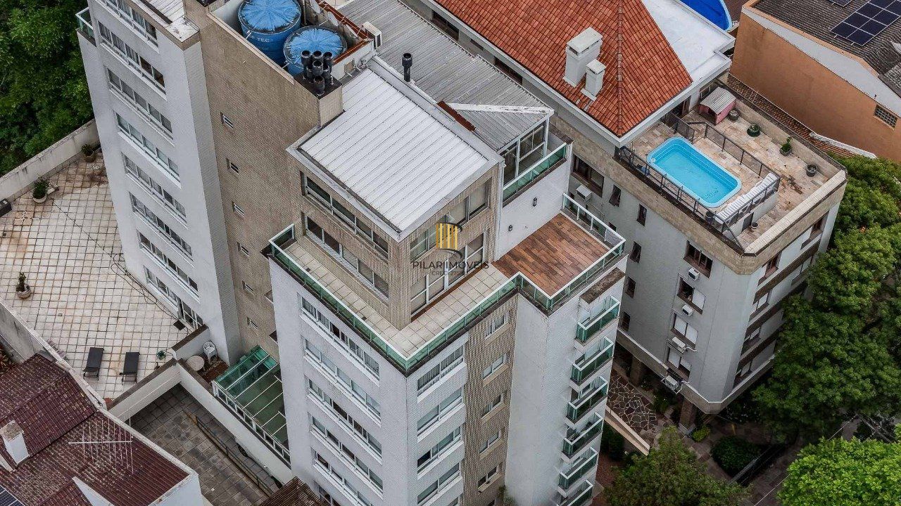 Cobertura de um dormitório, suíte e duas vagas de garagem no bairro Higienópolis em Porto Alegre.
