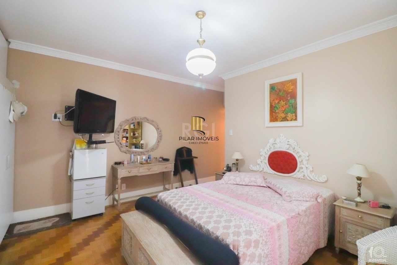 Apartamento á venda com 3 dormitórios com 1 suíte com sacada + 2 sacadas na sala e living, 233,85M²  e 1 vaga de garagem escriturada e coberta, no Bairro Independência em Porto Alegre.