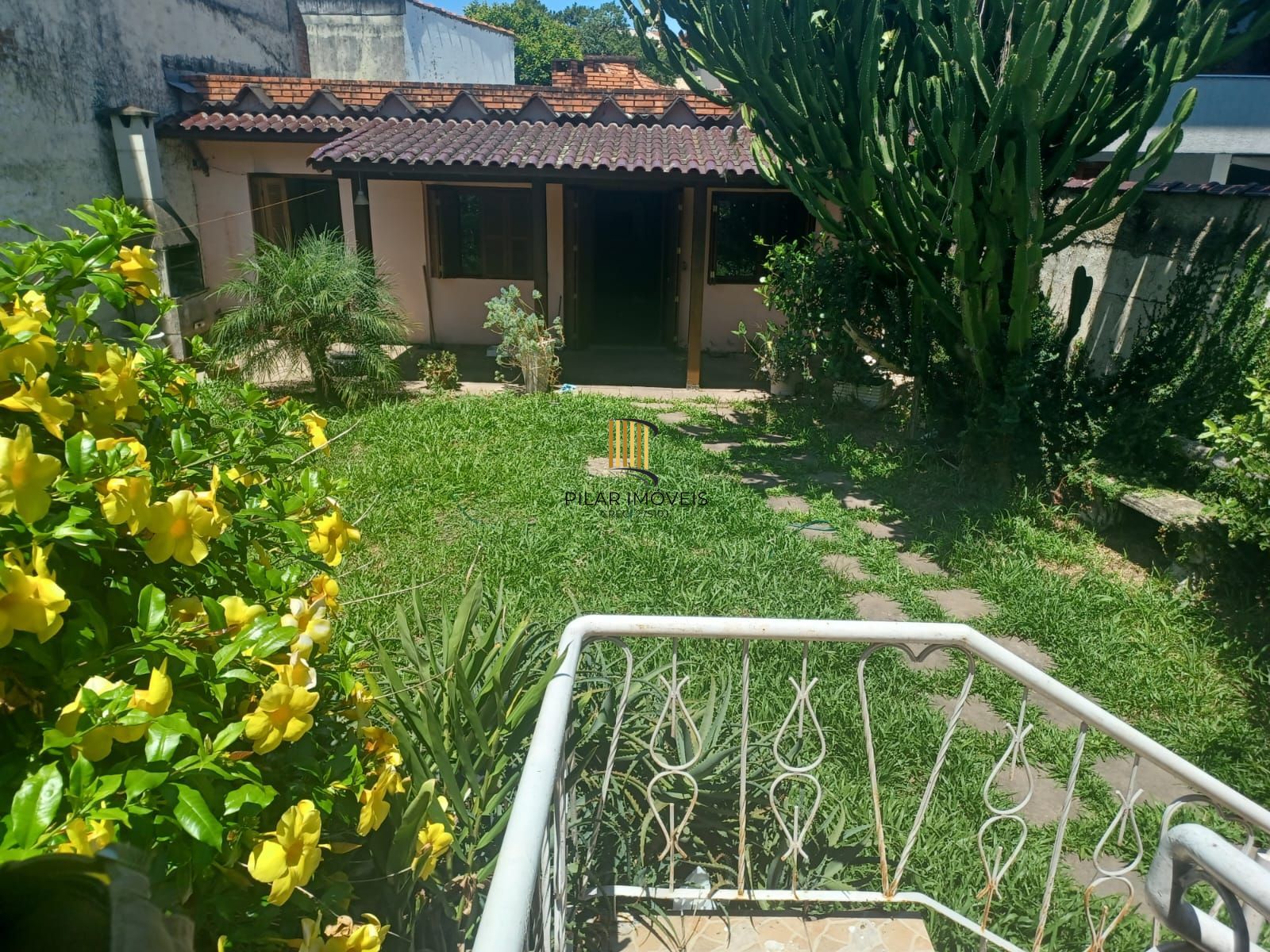Casa de 3 quartos, suíte e patio no bairro Medianeira em POA