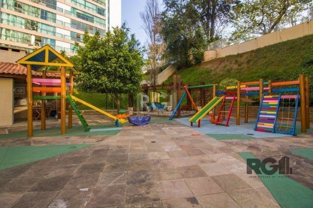 Apartamento de três dormitórios, suíte e duas vagas de garagem no bairro Higienópolis em Porto Alegre.