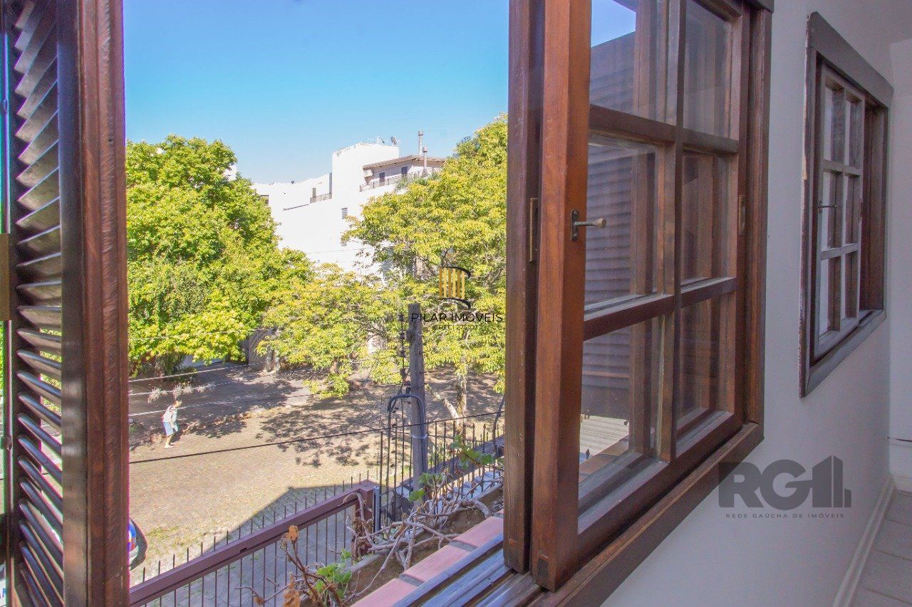 Casa de três quartos, suíte e Três vagas de garagem no bairro São João em POA/RS