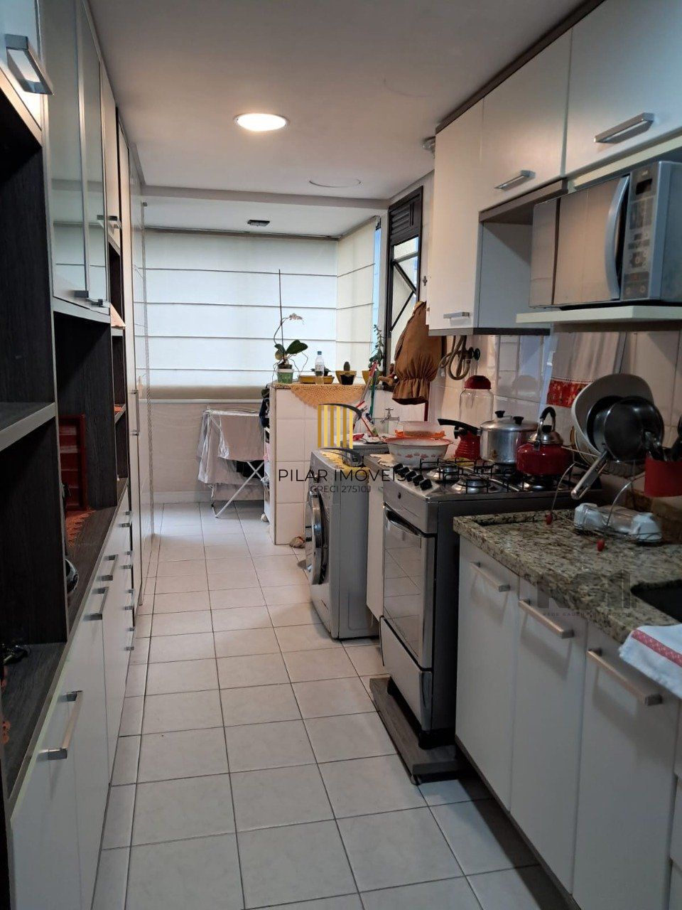 Apartamento de dois quartos, suíte e uma vaga de garagem no bairro Santana em Porto Alegre.
