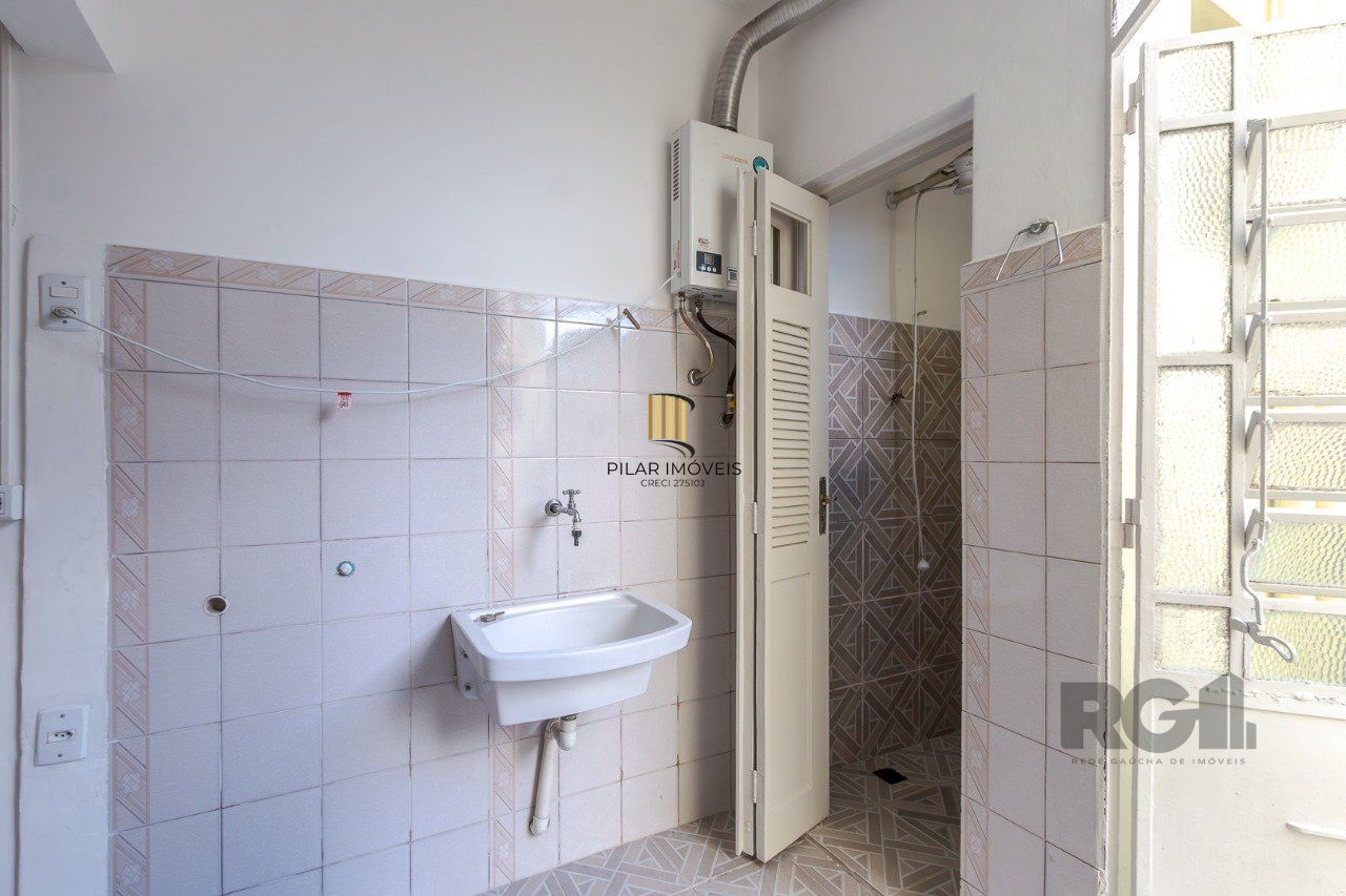 Apartamento de dois quartos e dois banheiros no bairro Rio Branco em Porto Alegre.