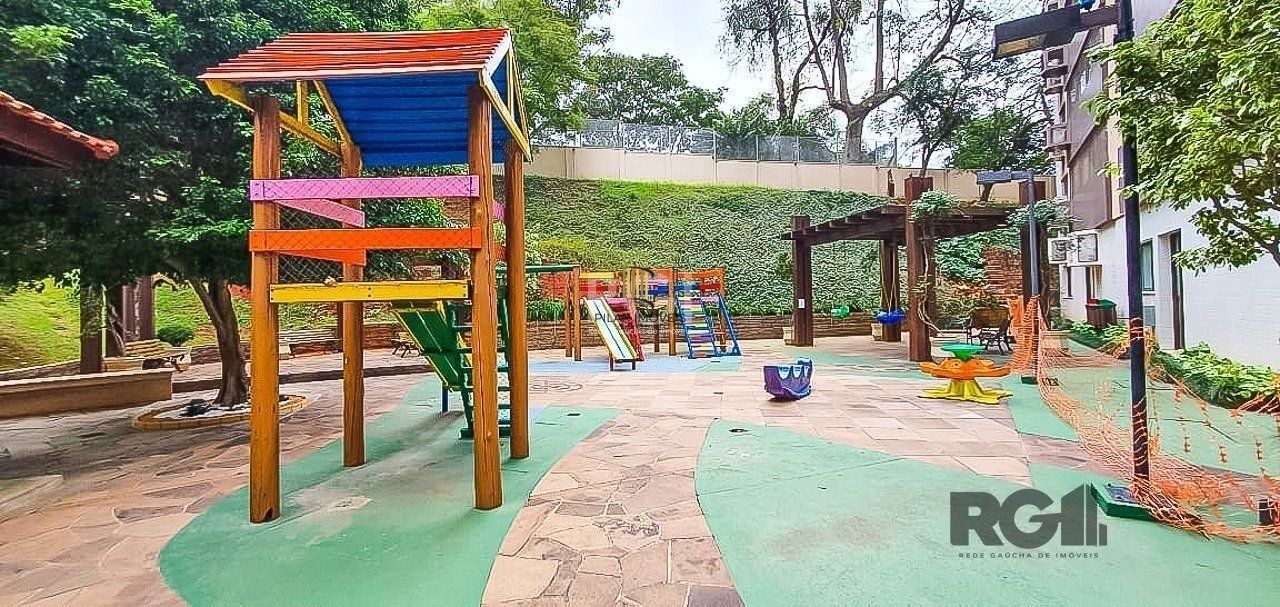 Apartamento de três dormitórios, suíte e duas vagas de garagem no bairro Higienópolis em Porto Alegre.