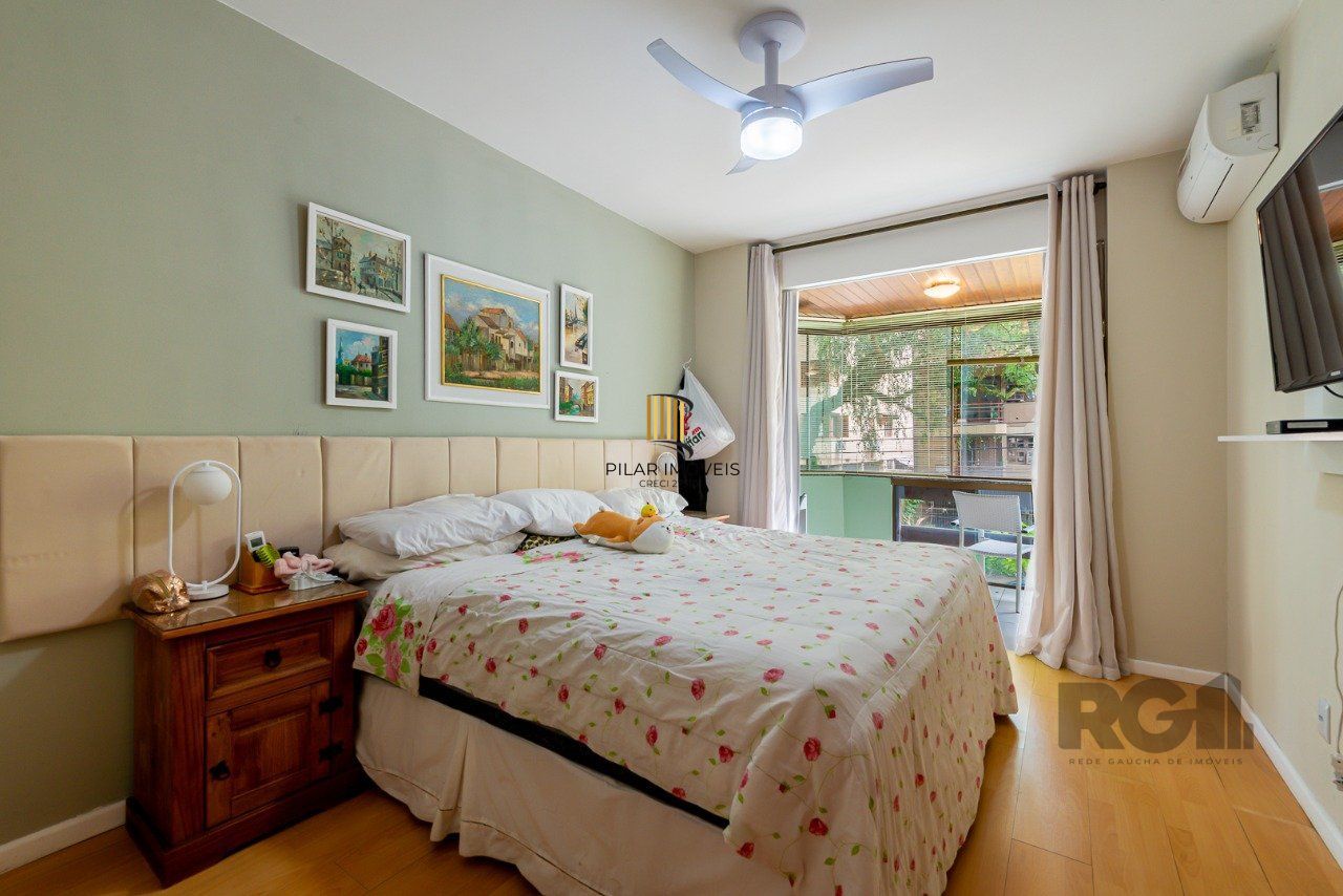 Apartamento de três quartos, suíte e uma vaga de garagem no bairro Petrópolis em Porto Alegre.