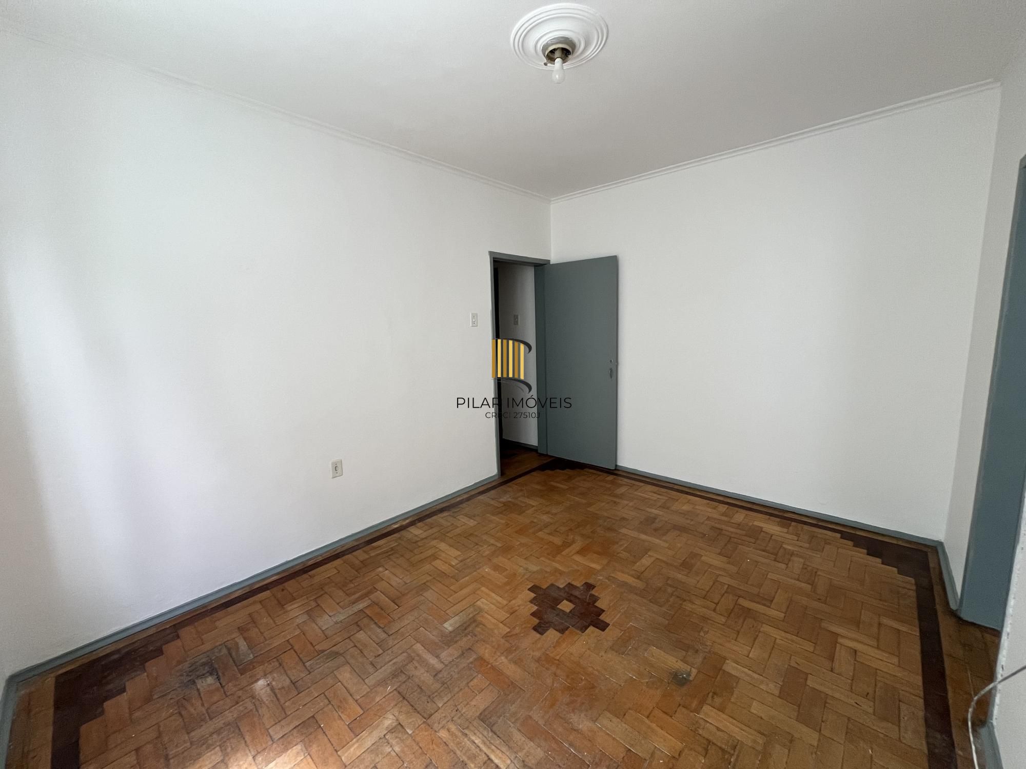 Apartamento de dois quartos em prédio com elevador no bairro Bom Fim em POA/RS