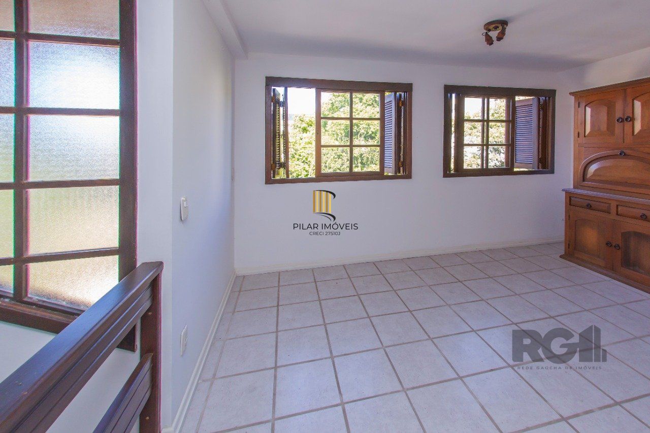 Casa de três quartos, suíte e Três vagas de garagem no bairro São João em POA/RS