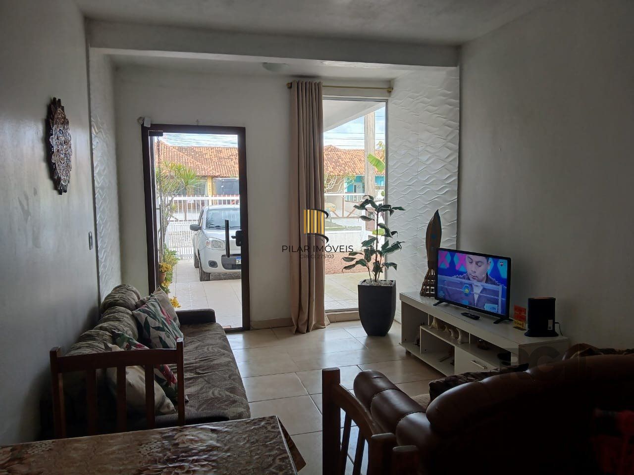 Casa de 2 dormitórios, com banheiro social, e um living em 2 ambientes, com banheiro Social, e cozinha com área de serviço, mais um patio pra 3 carros, e uma piscina nos fundos...