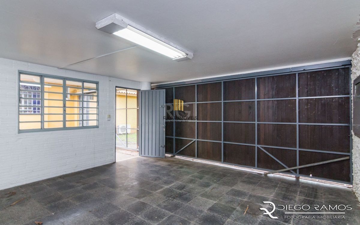 Venda de casa residencial 25,00m x 80,00m- Menino Deus. 4 vagas, 4 dormitórios, sendo 1 suíte, 1 varanda, lareira e churrasqueira.