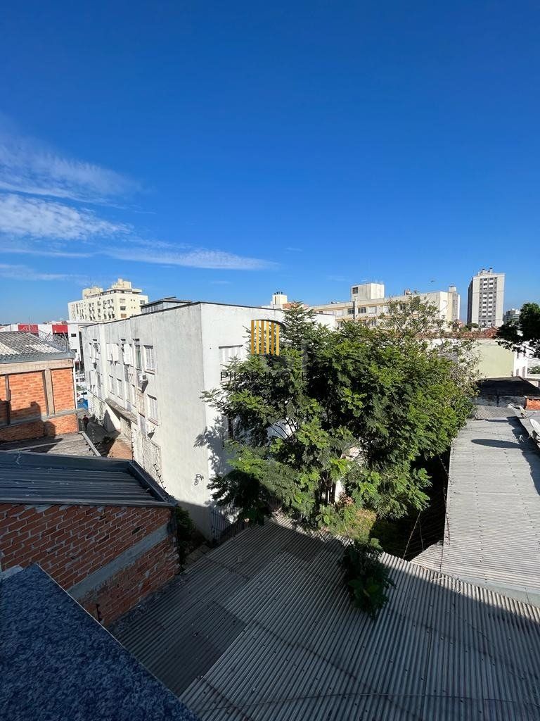 Apartamento de dois dormitórios, banheiro e sala no bairro da Azenha em Porto Alegre.