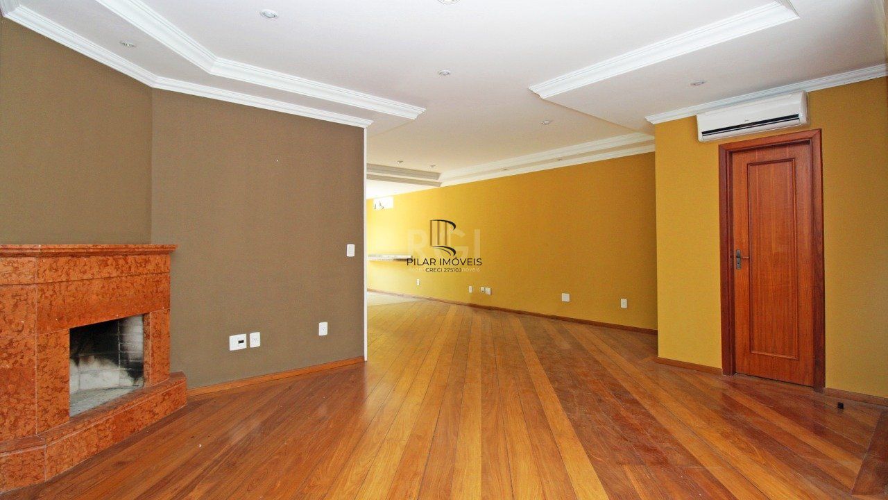   Excelente casa em condomínio com três (3) dormitórios, uma (1) suíte, duas (2) vagas de garagem próximo  ao Barra Shopping , no bairro  Cristal em Porto Alegre.
