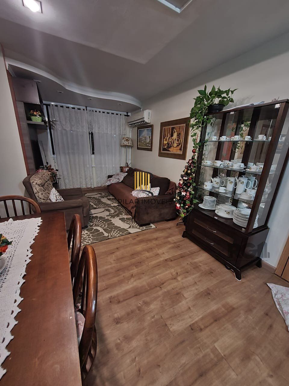 Apartamento de três dormitórios, suíte e uma vaga de garagem no bairro Jardim Carvalho em Porto Alegre.