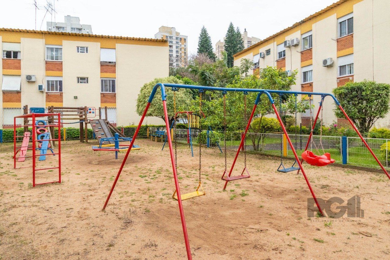 Apartamento de três dormitórios com vaga no Conjunto Residencial Roque Calage, bairro Passo da Areia em Porto Alegre.