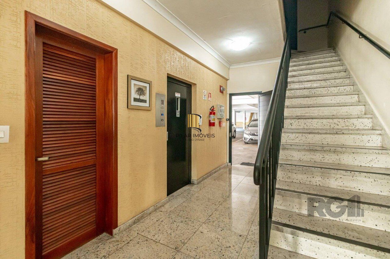 Cobertura de três quartos, suíte e uma vaga de garagem no bairro Higienópolis