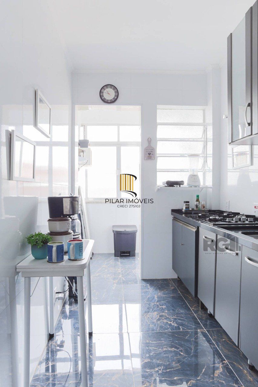 Apartamento de dois quartos no bairro Farroupilha em Porto Alegre.