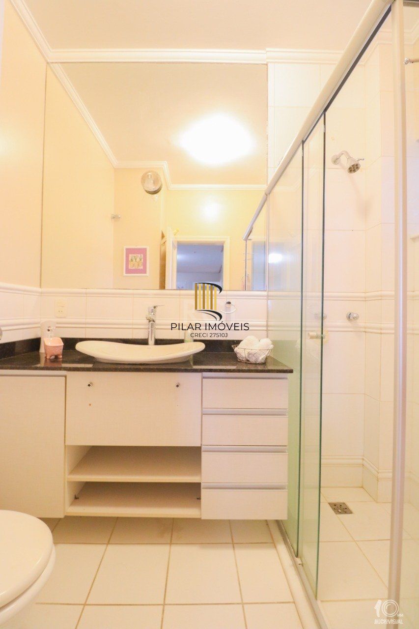 Apartamento á venda com 3 dormitórios com 1 suíte com sacada + 2 sacadas na sala e living, 233,85M²  e 1 vaga de garagem escriturada e coberta, no Bairro Independência em Porto Alegre.