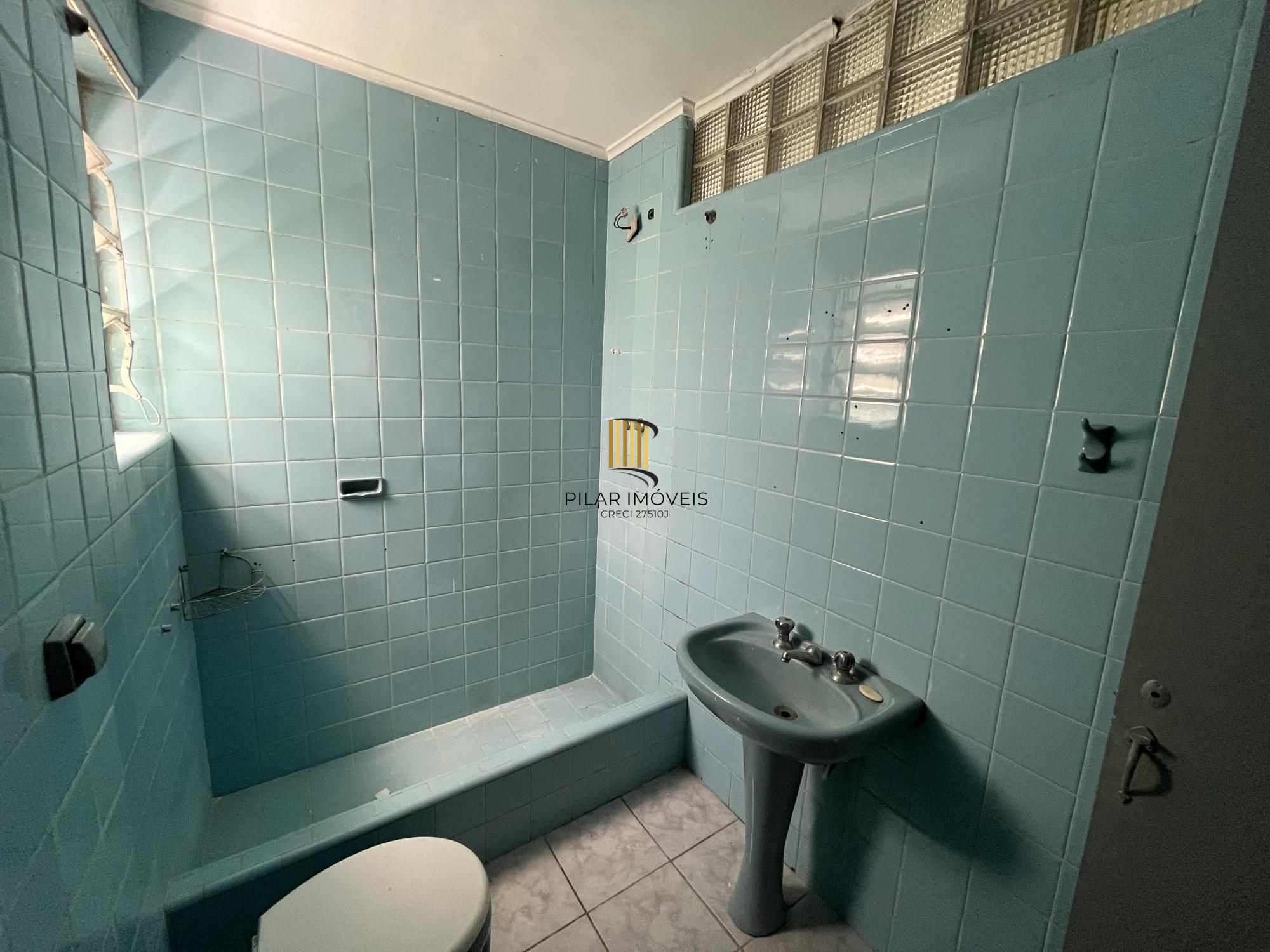 Apartamento de dois quartos em prédio com elevador no bairro Bom Fim em POA/RS