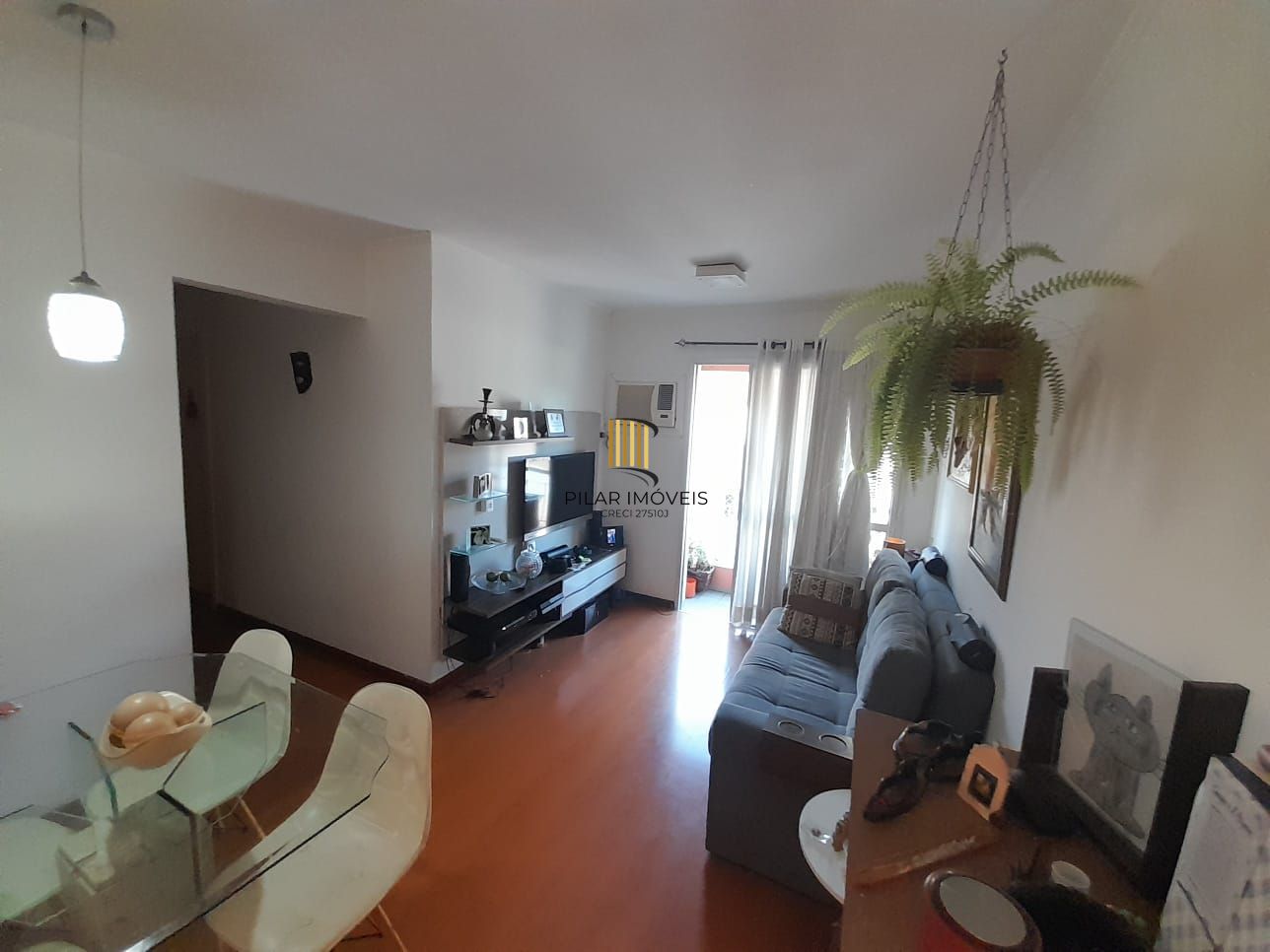 Apartamento de dois quartos e uma vaga de garagem em condomínio com infraestrutura de lazer e segurança.