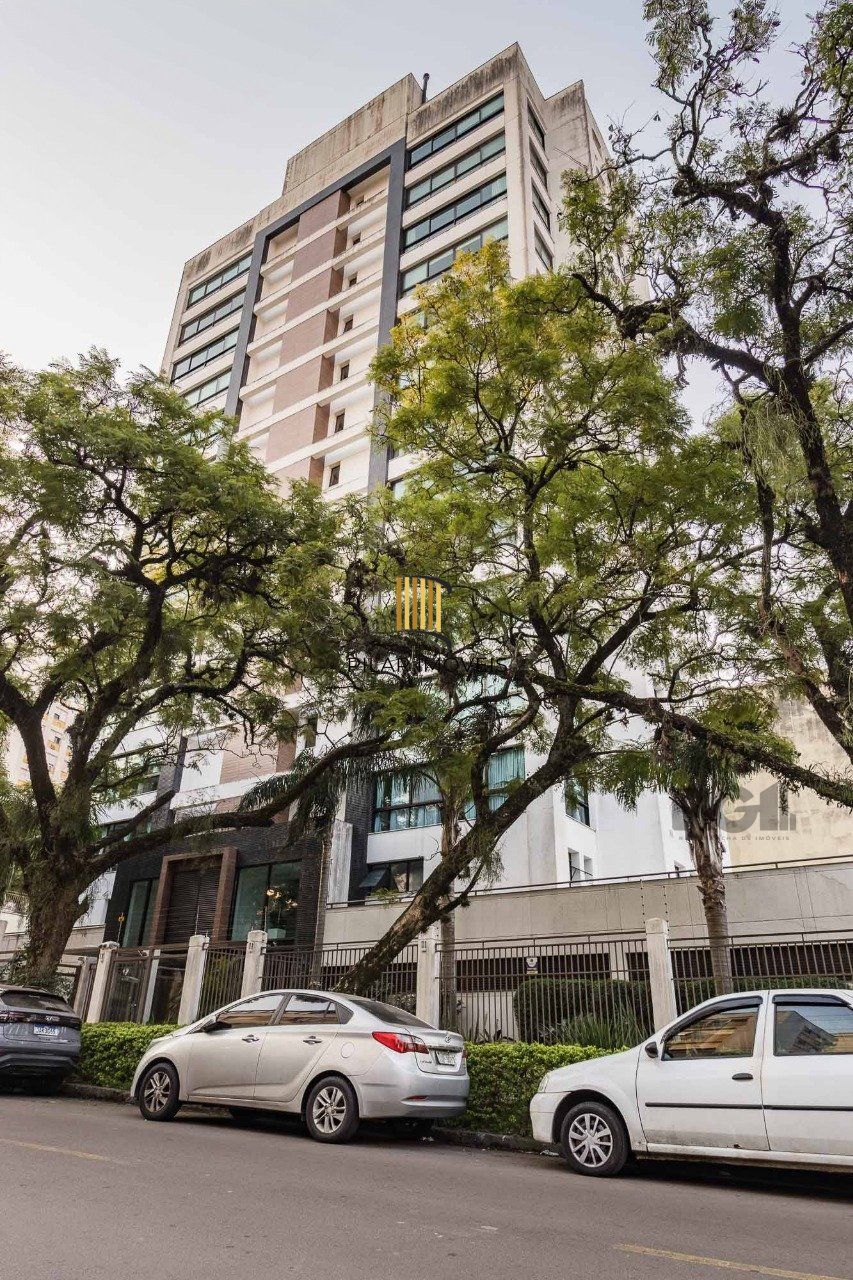 Apartamento de três quartos, suíte e duas vagas de garagem no bairro Rio Branco em Porto Alegre.