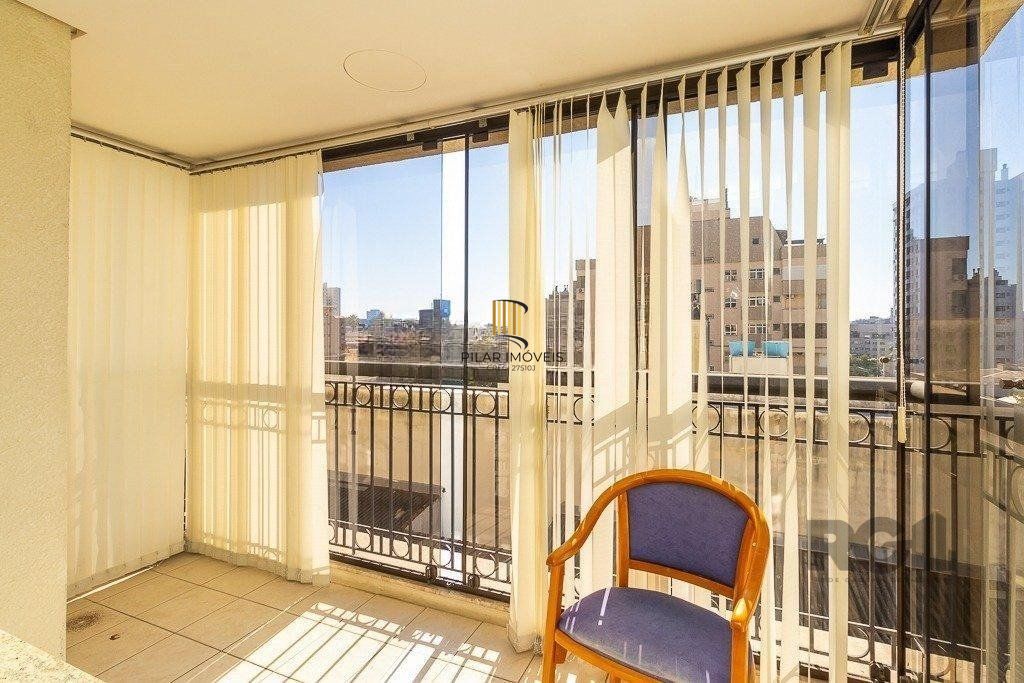   Apartamento de um quarto, suíte e uma vaga de garagem no bairro Menino Deus em Porto Alegre.