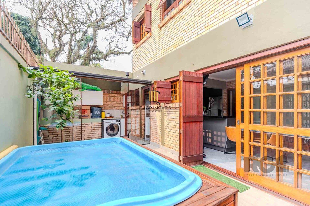 Casa em condomínio fechado, 3 dormitórios, suíte e duas vagas de garagem