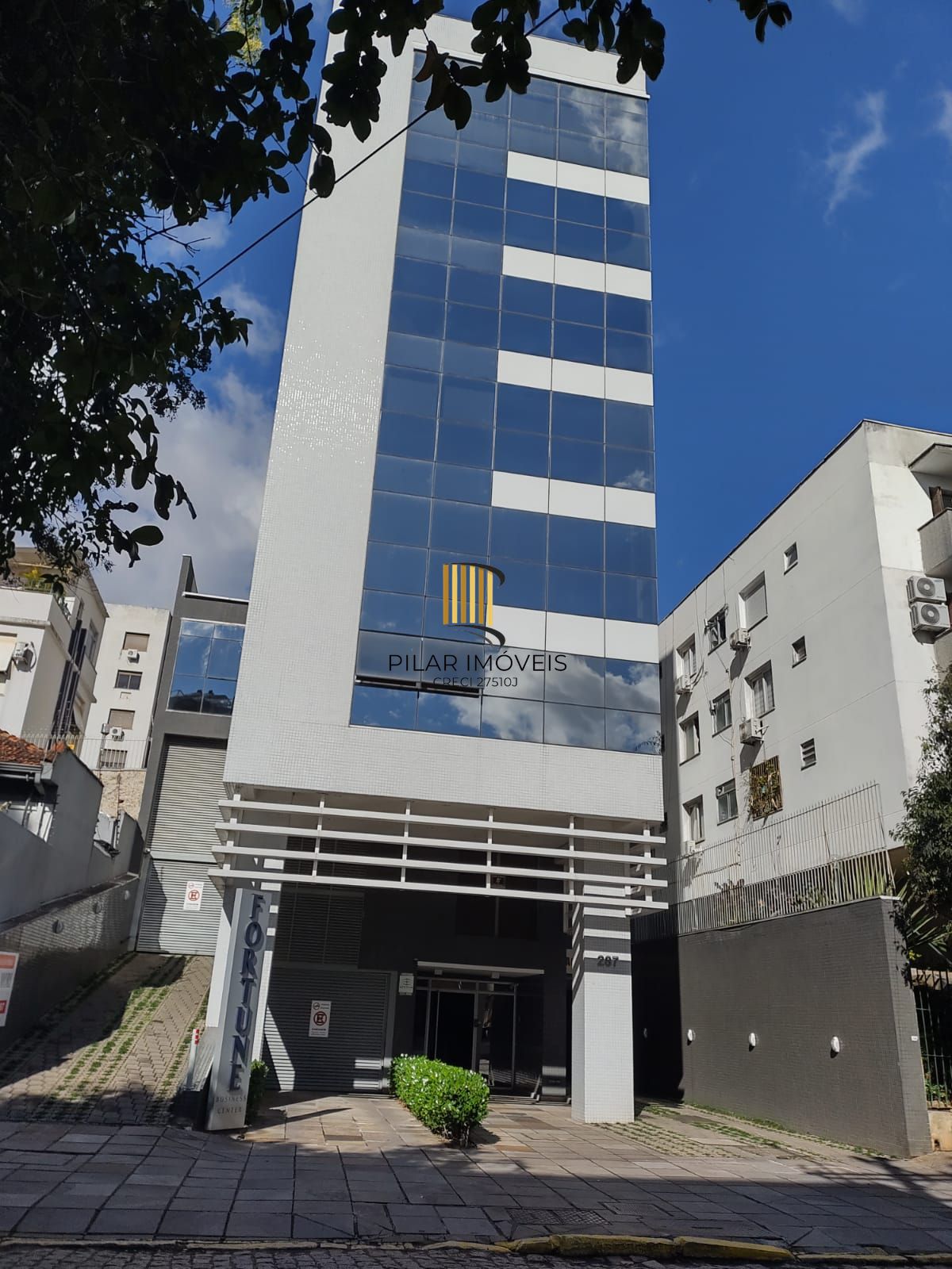 Sala comercial com 2 vagas de garagem escrituradas