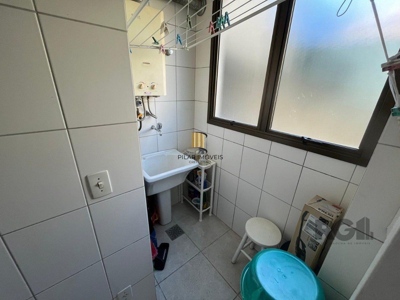 Apartamento de três quartos, suíte, churrasqueira e duas vagas de garagem (box duplo) no bairro Auxiliadora em Porto Alegre.