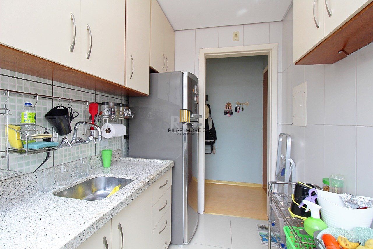 Cobertura de dois dormitórios e dois banheiros, próximo ao hospital Moinhos de Vento e shopping total, bairro Floresta em Porto Alegre.