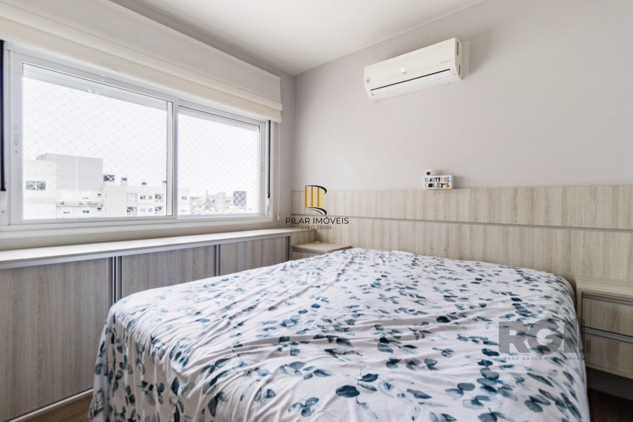   Excelente apartamento semi mobiliado de 3 quartos (dormitórios) transformados em 2 quartos, suíte, churrasqueira e 2 vagas de garagem no bairro Jardim Carvalho em Porto Alegre.
