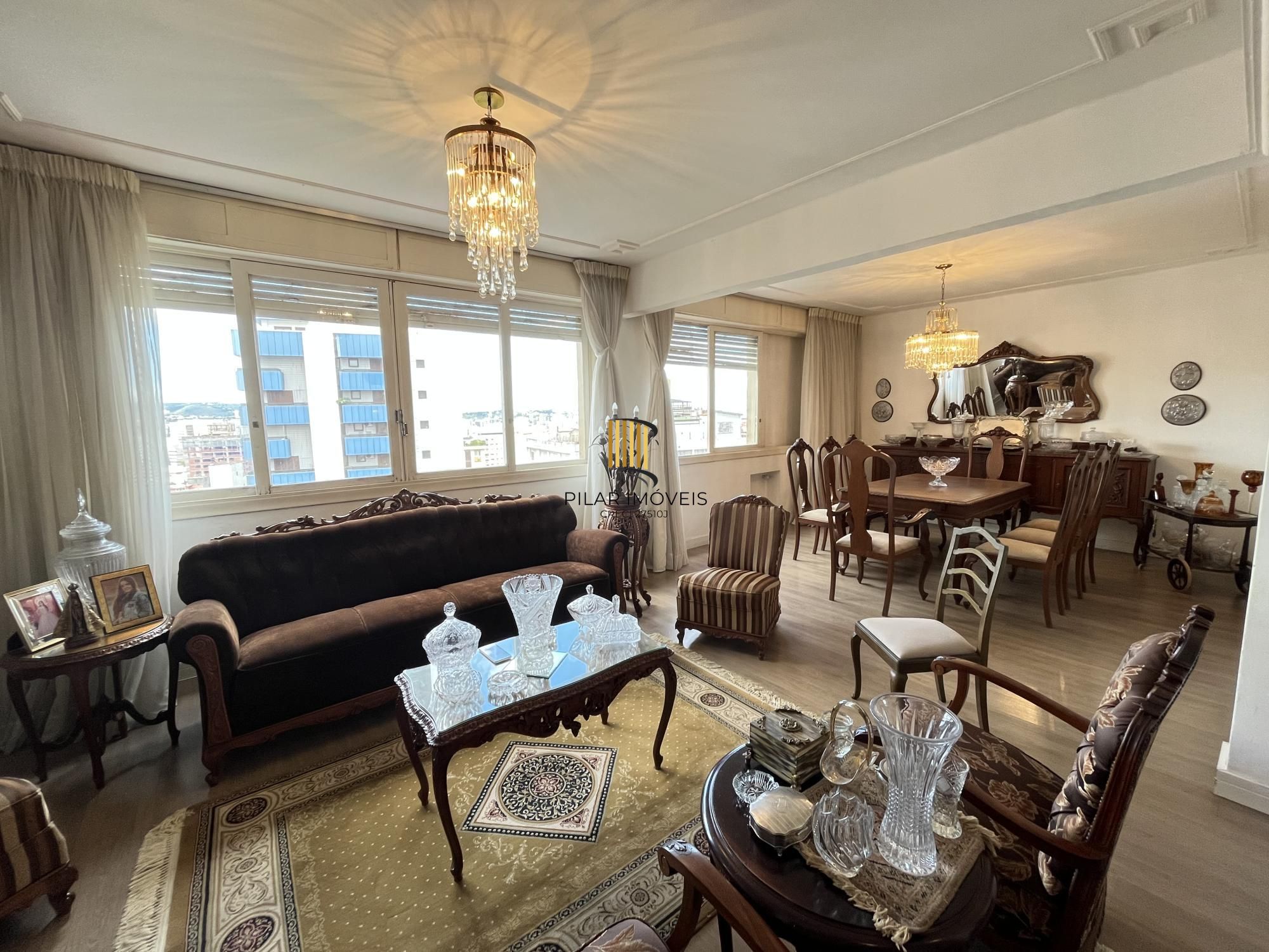 3 quartos, gabinete ou 4º quartos e 1 vaga de garagem junto ao Moinhos de Vento