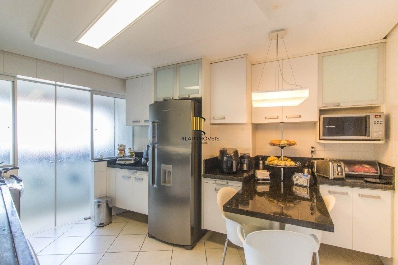 Apartamento com 3 suítes e 3 vagas de garagem no bairro Rio Branco em POA/RS